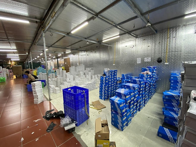 Cận cảnh kho h&agrave;ng lậu rộng hơn 10.000m2 chuy&ecirc;n livestream b&aacute;n h&agrave;ng tr&ecirc;n Facebook - Ảnh 11.