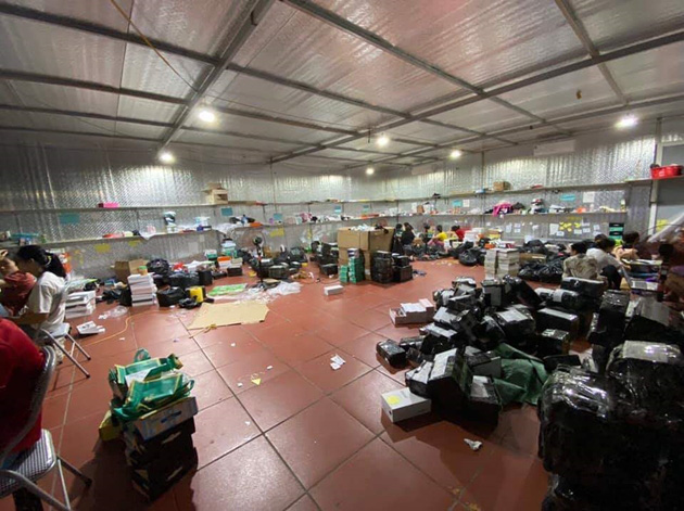 Cận cảnh kho h&agrave;ng lậu rộng hơn 10.000m2 chuy&ecirc;n livestream b&aacute;n h&agrave;ng tr&ecirc;n Facebook - Ảnh 6.