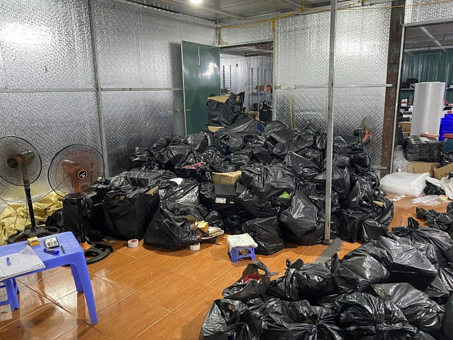 Cận cảnh kho h&agrave;ng lậu rộng hơn 10.000m2 chuy&ecirc;n livestream b&aacute;n h&agrave;ng tr&ecirc;n Facebook - Ảnh 10.