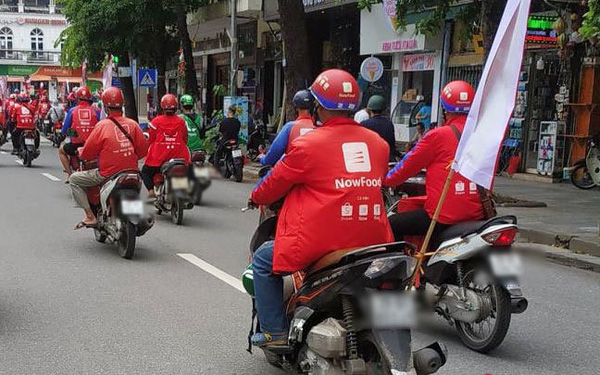  Now n&oacute;i g&igrave; về việc h&agrave;ng trăm shipper qu&acirc;y k&iacute;n trụ sở c&ocirc;ng ty phản đối ch&iacute;nh s&aacute;ch mới?  - Ảnh 1.