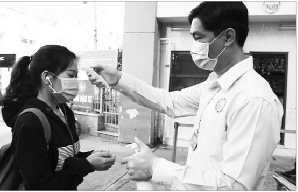 PGS Nguyễn Lân Hiếu khuyến cáo 1 loại khẩu trang không nên dùng vì không ngăn người đeo lây truyền Covid-19 - Ảnh 2. PGS Nguyễn Lân Hiếu khuyến cáo 1 loại khẩu trang không nên dùng vì không ngăn người đeo lây truyền Covid-19 - Ảnh 2.