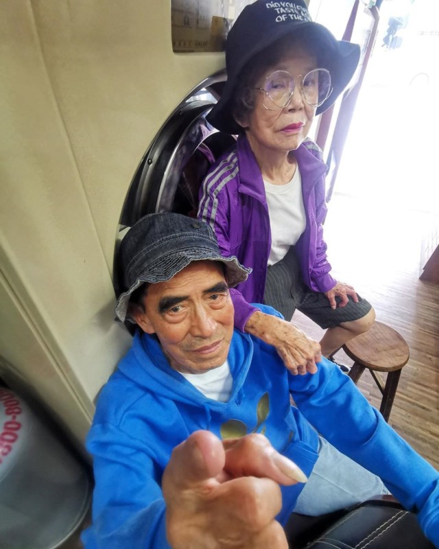 Thời trang kh&ocirc;ng m&agrave;ng tuổi t&aacute;c: Cặp vợ chồng gi&aacute; người H&agrave;n Quốc diện những bộ quần &aacute;o kh&aacute;ch h&agrave;ng để qu&ecirc;n tại cửa h&agrave;ng giặt l&agrave; của họ - Ảnh 4.