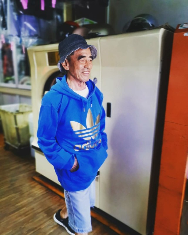 Thời trang kh&ocirc;ng m&agrave;ng tuổi t&aacute;c: Cặp vợ chồng gi&aacute; người H&agrave;n Quốc diện những bộ quần &aacute;o kh&aacute;ch h&agrave;ng để qu&ecirc;n tại cửa h&agrave;ng giặt l&agrave; của họ - Ảnh 9.