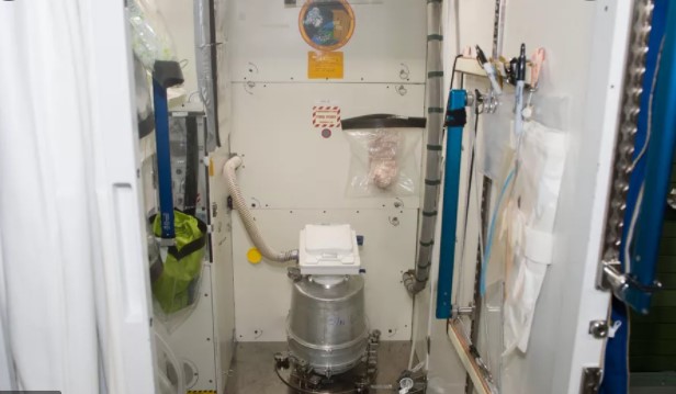 Bồn cầu đắt nhất thế giới trị gi&aacute; 23 triệu USD: Nơi giải quyết &lsquo;nỗi buồn&rsquo; của c&aacute;c phi h&agrave;nh gia NASA tr&ecirc;n vũ trụ - Ảnh 2.