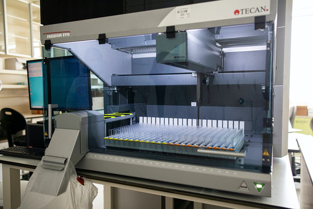 Tiên phong: Israel có cách xét nghiệm SARS-CoV-2 gộp mẫu mới, hiệu quả gấp 8 lần cách thông thường - Ảnh 2. Tiên phong: Israel có cách xét nghiệm SARS-CoV-2 gộp mẫu mới, hiệu quả gấp 8 lần cách thông thường - Ảnh 2.