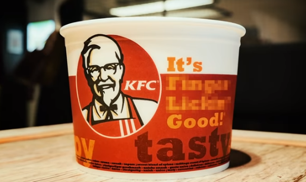 Sau 64 năm, KFC phải ngừng dùng slogan Vị ngon trên từng ngón tay vì không hợp thời với Covid-19 - Ảnh 1. Sau 64 năm, KFC phải ngừng dùng slogan Vị ngon trên từng ngón tay vì không hợp thời với Covid-19 - Ảnh 1.