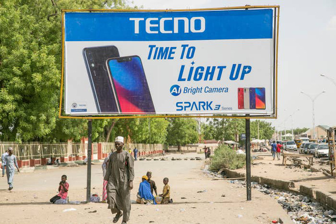 Một h&atilde;ng smartphone Trung Quốc đang cướp tiền của những người ngh&egrave;o nhất thế giới - Ảnh 1.