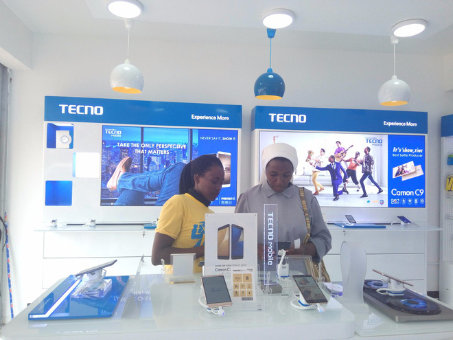 Một h&atilde;ng smartphone Trung Quốc đang cướp tiền của những người ngh&egrave;o nhất thế giới - Ảnh 3.