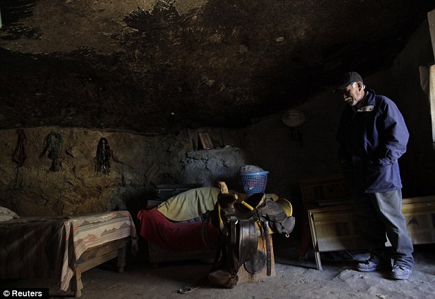 Cảnh tượng cho&aacute;ng ngợp khi tảng đ&aacute; khổng lồ nặng gần 1.000 tấn đ&egrave; l&ecirc;n ng&ocirc;i nh&agrave; nhưng kh&ocirc;ng sập, điều kiện sống b&ecirc;n trong c&ograve;n tuyệt vời hơn - Ảnh 4.