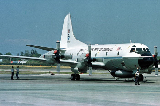  Gặp gỡ Thợ săn B&atilde;o - Những chiếc m&aacute;y bay liều mạng nhất nước Mỹ - Ảnh 1.