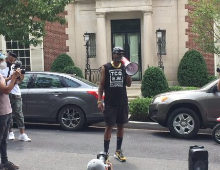  T&agrave;i sản Jeff Bezos vừa vượt 200 tỷ USD, nhiều nh&acirc;n vi&ecirc;n dựng m&aacute;y ch&eacute;m biểu t&igrave;nh ngay trước cửa dinh thự - Ảnh 2.