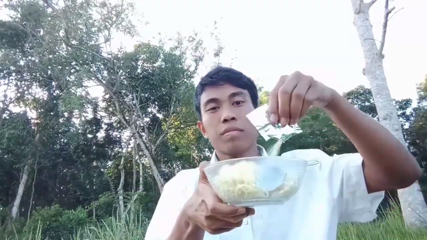 Vlogger tự dưng nổi tiếng v&igrave; quay clip ngồi im thin th&iacute;t gần 2 tiếng, đạt hơn triệu lượt xem - Ảnh 2.