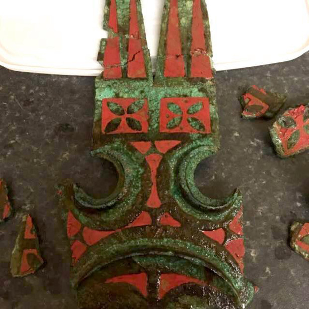 Đào được mảnh kim loại hình bông hoa, người đàn ông không ngờ mình đã trúng số độc đắc, nhẹ nhàng đút túi 30 tỷ đồng - Ảnh 2. Đào được mảnh kim loại hình bông hoa, người đàn ông không ngờ mình đã trúng số độc đắc, nhẹ nhàng đút túi 30 tỷ đồng - Ảnh 2.