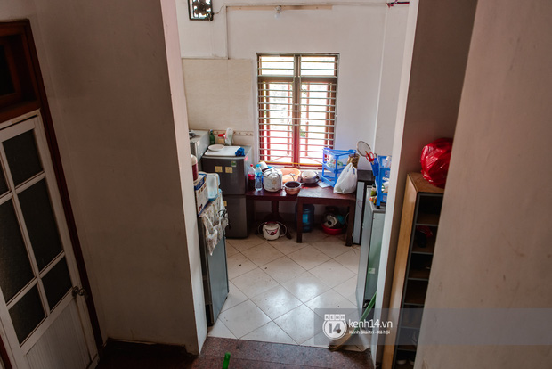 Khám phá phòng trọ hộp diêm giữa lòng Hà Nội: Chỉ rộng 3m2, tiện ích thiếu thốn nhưng giá cả liệu có rẻ? - Ảnh 9. Khám phá phòng trọ hộp diêm giữa lòng Hà Nội: Chỉ rộng 3m2, tiện ích thiếu thốn nhưng giá cả liệu có rẻ? - Ảnh 9.