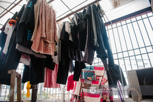 Khám phá phòng trọ hộp diêm giữa lòng Hà Nội: Chỉ rộng 3m2, tiện ích thiếu thốn nhưng giá cả liệu có rẻ? - Ảnh 10. Khám phá phòng trọ hộp diêm giữa lòng Hà Nội: Chỉ rộng 3m2, tiện ích thiếu thốn nhưng giá cả liệu có rẻ? - Ảnh 10.