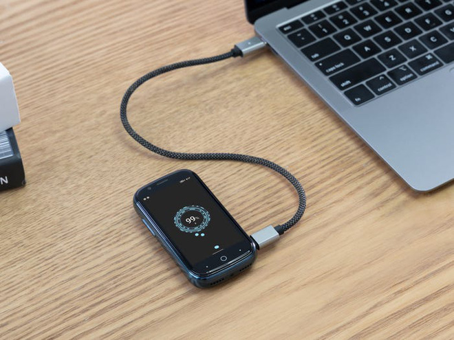  Qu&ecirc;n điện thoại m&agrave;n h&igrave;nh lớn đi, chiếc smartphone t&iacute; hon n&agrave;y mới đang l&agrave; t&acirc;m điểm của sự ch&uacute; &yacute; - Ảnh 2.