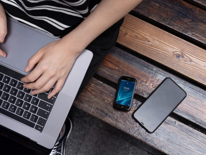  Qu&ecirc;n điện thoại m&agrave;n h&igrave;nh lớn đi, chiếc smartphone t&iacute; hon n&agrave;y mới đang l&agrave; t&acirc;m điểm của sự ch&uacute; &yacute; - Ảnh 4.