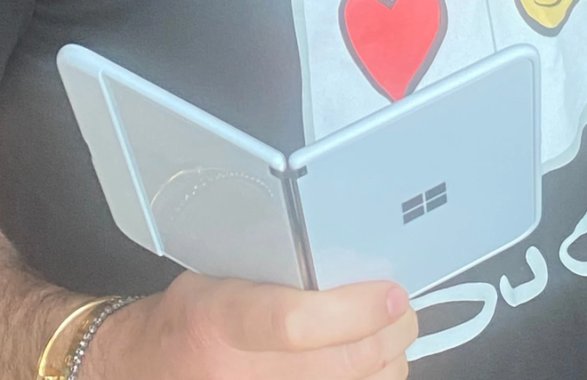 Surface Duo: Kh&ocirc;ng c&oacute; sạc kh&ocirc;ng d&acirc;y, kh&ocirc;ng hỗ trợ 5G, chỉ c&oacute; 1 camera v&agrave; chạy Android 10 - Ảnh 2.