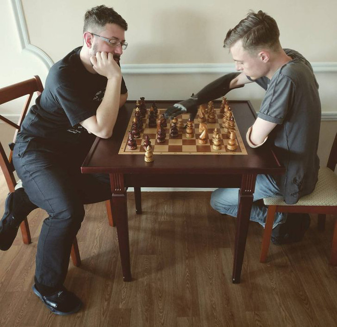 Tôi là một cyborg: Câu chuyện về chàng trai đánh mất cả hai bàn tay và cách anh biến cuộc đời mình trở nên cực kỳ có ý nghĩa - Ảnh 3. Tôi là một cyborg: Câu chuyện về chàng trai đánh mất cả hai bàn tay và cách anh biến cuộc đời mình trở nên cực kỳ có ý nghĩa - Ảnh 3.