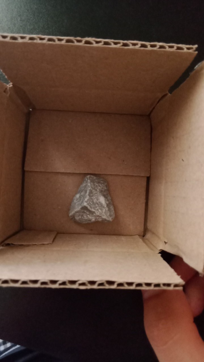 Săn sales 1.000 đồng ngày 9/9 của Shopee, người dùng tá hỏa vì mua ốp điện thoại lại nhận về cục đá - Ảnh 2. Săn sales 1.000 đồng ngày 9/9 của Shopee, người dùng tá hỏa vì mua ốp điện thoại lại nhận về cục đá - Ảnh 2.