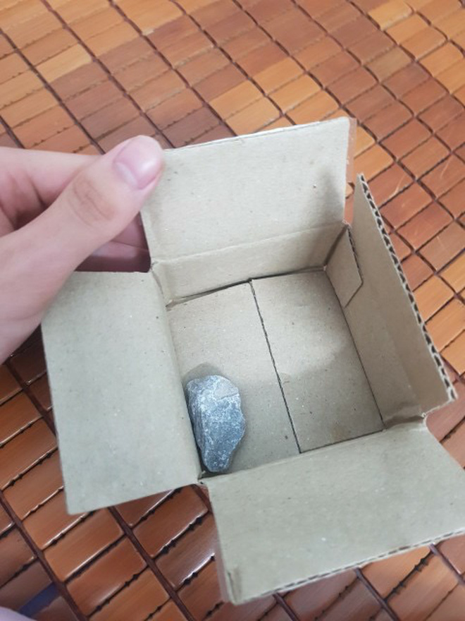 Săn sales 1.000 đồng ngày 9/9 của Shopee, người dùng tá hỏa vì mua ốp điện thoại lại nhận về cục đá - Ảnh 3. Săn sales 1.000 đồng ngày 9/9 của Shopee, người dùng tá hỏa vì mua ốp điện thoại lại nhận về cục đá - Ảnh 3.