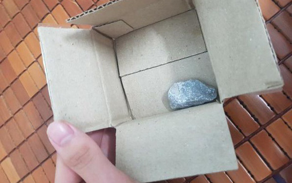 Săn sales 1.000 đồng ngày 9/9 của Shopee, người dùng tá hỏa vì mua ốp điện thoại lại nhận về cục đá - Ảnh 1. Săn sales 1.000 đồng ngày 9/9 của Shopee, người dùng tá hỏa vì mua ốp điện thoại lại nhận về cục đá - Ảnh 1.