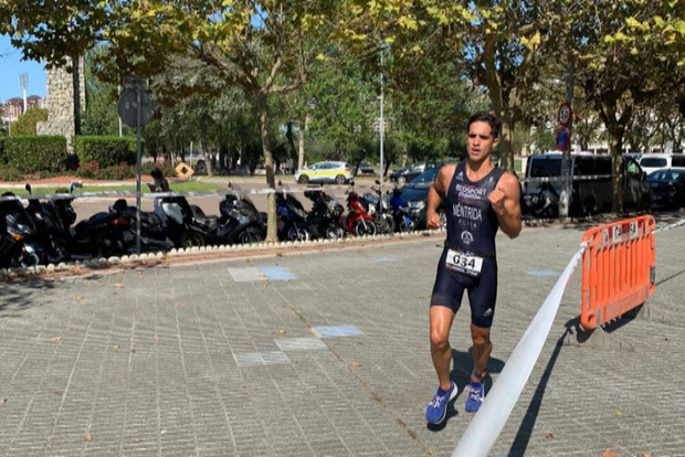 Khoảnh khắc đẹp l&agrave;ng thể thao: Thấy đối thủ chạy nhầm đường, VĐV quyết định dừng lại để người đồng nghiệp về đ&iacute;ch trước  - Ảnh 2.