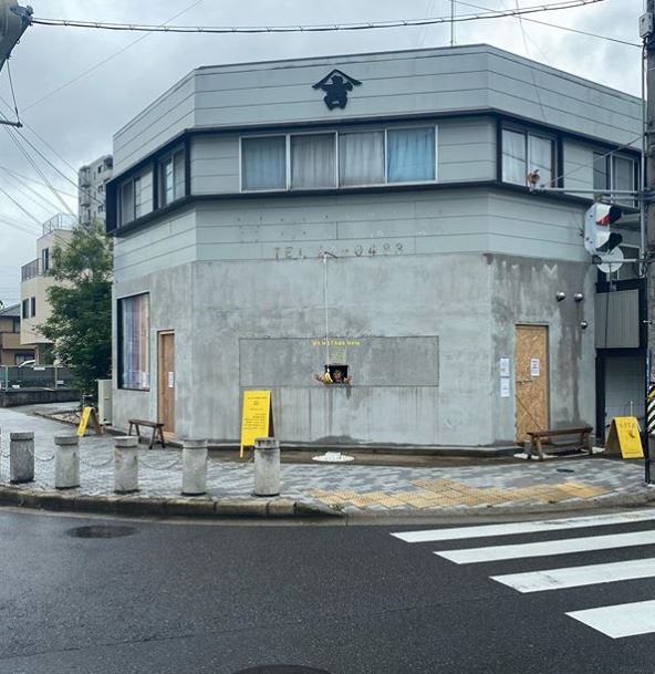 Qu&aacute;n c&agrave; ph&ecirc; tr&ocirc;ng như nh&agrave; hoang ở Nhật Bản, linh vật l&agrave; một quả chuối, kh&aacute;ch tới mua h&agrave;ng qua &ocirc; cửa như lỗ ch&acirc;u mai - Ảnh 1.