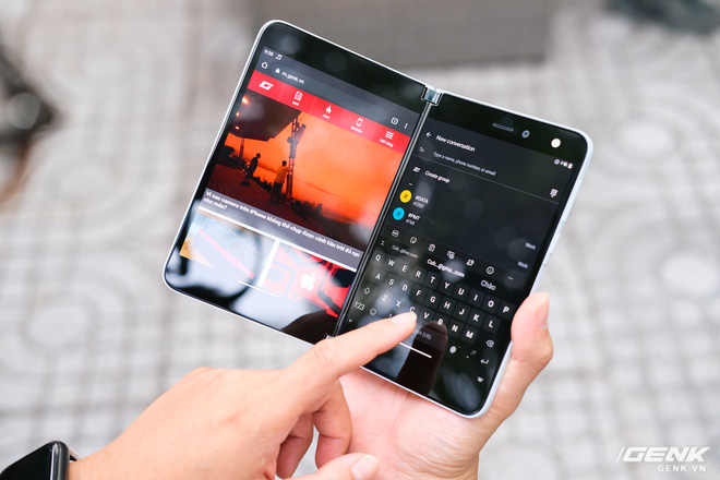Samsung Galaxy Z Fold2 vs. Microsoft Surface Duo: Cuộc chiến giữa hai g&atilde; smartphone dị biệt - Ảnh 7.