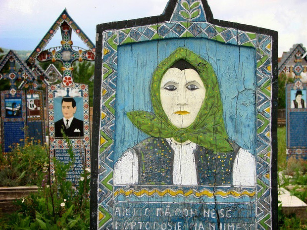 Ng&ocirc;i l&agrave;ng Rumani c&oacute; truyền thống khắc thơ tục tĩu v&agrave; cợt nhả l&ecirc;n bia mộ người đ&atilde; khuất - Ảnh 2.