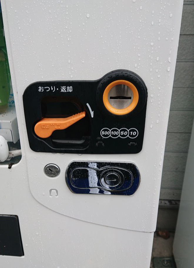 Đ&ocirc;i mắt lấp l&oacute; sau khe nh&eacute;t xu của m&aacute;y b&aacute;n h&agrave;ng tự động khiến anh thanh ni&ecirc;n phải giật m&igrave;nh, nh&igrave;n kỹ mới biết nơi n&agrave;y l&agrave; tổ ấm của kẻ lạ mặt - Ảnh 2.