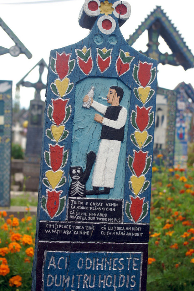 Ng&ocirc;i l&agrave;ng Rumani c&oacute; truyền thống khắc thơ tục tĩu v&agrave; cợt nhả l&ecirc;n bia mộ người đ&atilde; khuất - Ảnh 11.