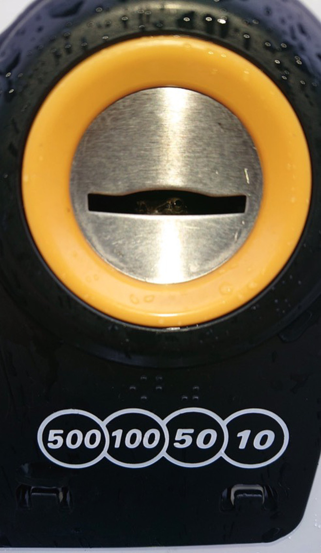 Đ&ocirc;i mắt lấp l&oacute; sau khe nh&eacute;t xu của m&aacute;y b&aacute;n h&agrave;ng tự động khiến anh thanh ni&ecirc;n phải giật m&igrave;nh, nh&igrave;n kỹ mới biết nơi n&agrave;y l&agrave; tổ ấm của kẻ lạ mặt - Ảnh 3.