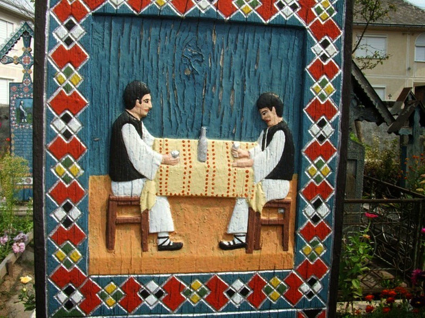 Ng&ocirc;i l&agrave;ng Rumani c&oacute; truyền thống khắc thơ tục tĩu v&agrave; cợt nhả l&ecirc;n bia mộ người đ&atilde; khuất - Ảnh 7.