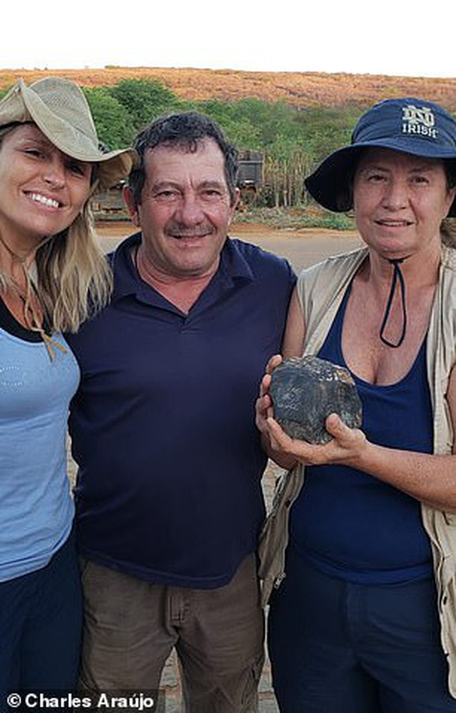 Đ&uacute;ng nghĩa tiền từ tr&ecirc;n trời rơi xuống: H&agrave;ng trăm mảnh thi&ecirc;n thạch trị gi&aacute; cả chục ngh&igrave;n đ&ocirc; đ&aacute;p xuống thị trấn gi&uacute;p nhiều người đổi đời  - Ảnh 3.