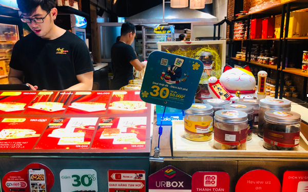  Đằng sau những khuyến mại giảm gi&aacute; 30%, ho&agrave;n tiền 10% của c&aacute;c v&iacute; điện tử như Momo, Moca, VNPay...: Cuộc chiến đốt tiền kh&ocirc; m&aacute;u chưa biết khi n&agrave;o v&agrave; ai l&agrave; người chiến thắng!  - Ảnh 1.