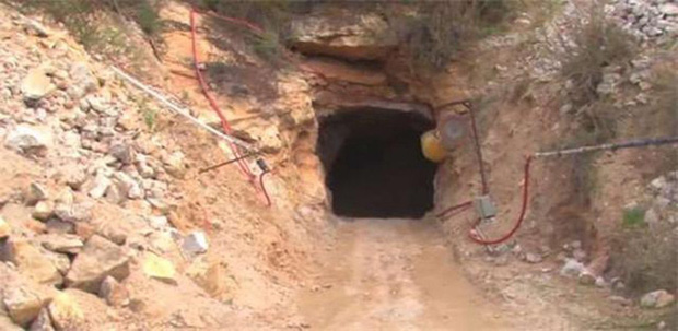 Đi leo n&uacute;i nhặt được vi&ecirc;n đ&aacute; lạ n&ecirc;n mang về chơi, thanh ni&ecirc;n chết lặng khi biết m&igrave;nh tr&uacute;ng số độc đắc, phải lập tức quay lại chỗ t&igrave;m được m&oacute;n đồ - Ảnh 1.