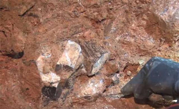 Đi leo n&uacute;i nhặt được vi&ecirc;n đ&aacute; lạ n&ecirc;n mang về chơi, thanh ni&ecirc;n chết lặng khi biết m&igrave;nh tr&uacute;ng số độc đắc, phải lập tức quay lại chỗ t&igrave;m được m&oacute;n đồ - Ảnh 3.