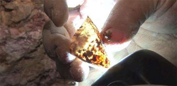 Đi leo n&uacute;i nhặt được vi&ecirc;n đ&aacute; lạ n&ecirc;n mang về chơi, thanh ni&ecirc;n chết lặng khi biết m&igrave;nh tr&uacute;ng số độc đắc, phải lập tức quay lại chỗ t&igrave;m được m&oacute;n đồ - Ảnh 4.