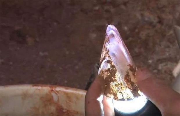 Đi leo n&uacute;i nhặt được vi&ecirc;n đ&aacute; lạ n&ecirc;n mang về chơi, thanh ni&ecirc;n chết lặng khi biết m&igrave;nh tr&uacute;ng số độc đắc, phải lập tức quay lại chỗ t&igrave;m được m&oacute;n đồ - Ảnh 5.