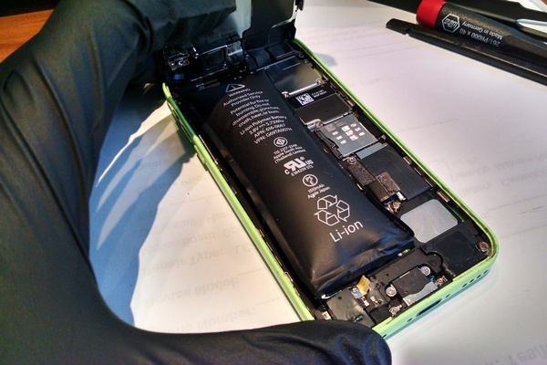 Xử l&yacute; cực nhanh khi ph&aacute;t hiện điện thoại bị phồng pin  - Ảnh 1.