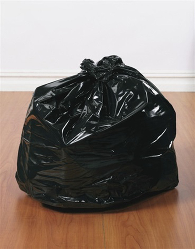  T&aacute;c phẩm nghệ thuật tr&ocirc;ng như t&uacute;i r&aacute;c viral khắp MXH sau khi được đăng b&aacute;n, kh&ocirc;ng &iacute;t d&acirc;n mạng đ&ugrave;a cợt nhưng gi&aacute; l&ecirc;n đến cả tỷ đồng  - Ảnh 1.