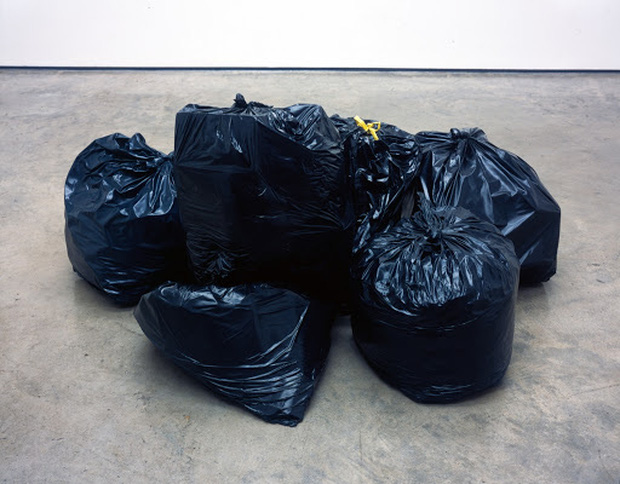  T&aacute;c phẩm nghệ thuật tr&ocirc;ng như t&uacute;i r&aacute;c viral khắp MXH sau khi được đăng b&aacute;n, kh&ocirc;ng &iacute;t d&acirc;n mạng đ&ugrave;a cợt nhưng gi&aacute; l&ecirc;n đến cả tỷ đồng  - Ảnh 3.