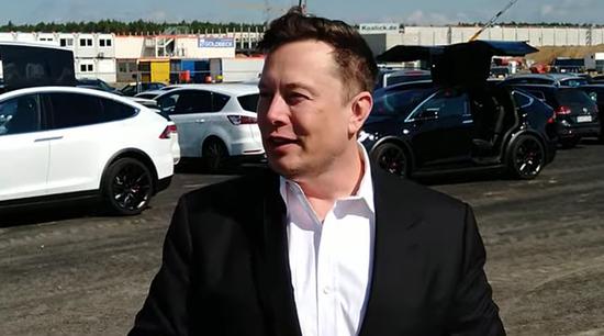 Elon Musk x&acirc;y cả nh&agrave; ga xe lửa cho c&ocirc;ng nh&acirc;n tại si&ecirc;u nh&agrave; m&aacute;y ở Berlin - Ảnh 1.
