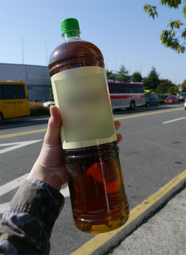 Menu rượu chưa uống đ&atilde; n&ocirc;n khiến thực kh&aacute;ch kh&oacute;c th&eacute;t tại Bảo t&agrave;ng đồ ăn kinh tởm ở Thụy Điển - Ảnh 10.