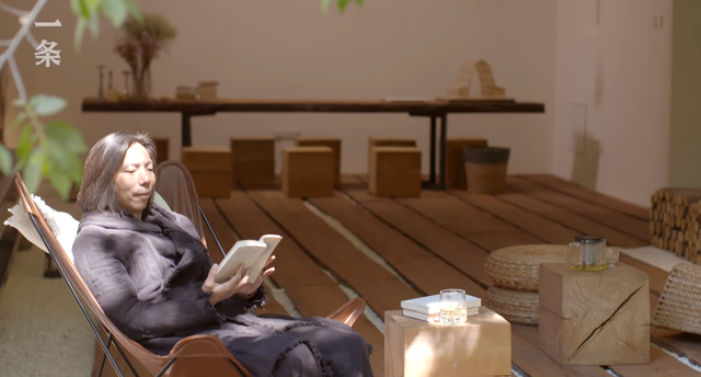  Lạ l&ugrave;ng căn nh&agrave; kh&ocirc;ng giường, kh&ocirc;ng ghế nhưng x&acirc;y cầu, &ldquo;tổ chim&rdquo; b&ecirc;n trong, tất cả đều bằng gỗ  - Ảnh 2.