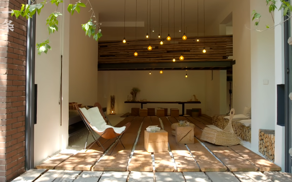  Lạ l&ugrave;ng căn nh&agrave; kh&ocirc;ng giường, kh&ocirc;ng ghế nhưng x&acirc;y cầu, &ldquo;tổ chim&rdquo; b&ecirc;n trong, tất cả đều bằng gỗ  - Ảnh 1.