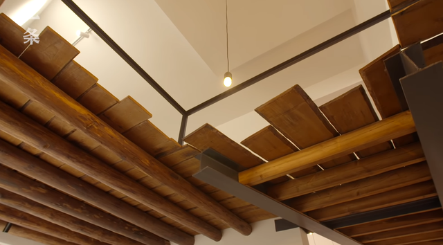  Lạ l&ugrave;ng căn nh&agrave; kh&ocirc;ng giường, kh&ocirc;ng ghế nhưng x&acirc;y cầu, &ldquo;tổ chim&rdquo; b&ecirc;n trong, tất cả đều bằng gỗ  - Ảnh 6.