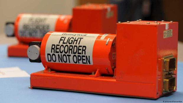 7 sự thật về hộp đen - Vật dụng tối quan trọng để biết chuyện gì đã xảy ra với chiếc máy bay Boeing 737 vừa rơi thảm khốc tại Indonesia - Ảnh 3. 7 sự thật về hộp đen - Vật dụng tối quan trọng để biết chuyện gì đã xảy ra với chiếc máy bay Boeing 737 vừa rơi thảm khốc tại Indonesia - Ảnh 3.