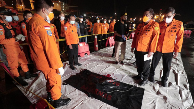 7 sự thật về hộp đen - Vật dụng tối quan trọng để biết chuyện gì đã xảy ra với chiếc máy bay Boeing 737 vừa rơi thảm khốc tại Indonesia - Ảnh 7. 7 sự thật về hộp đen - Vật dụng tối quan trọng để biết chuyện gì đã xảy ra với chiếc máy bay Boeing 737 vừa rơi thảm khốc tại Indonesia - Ảnh 7.